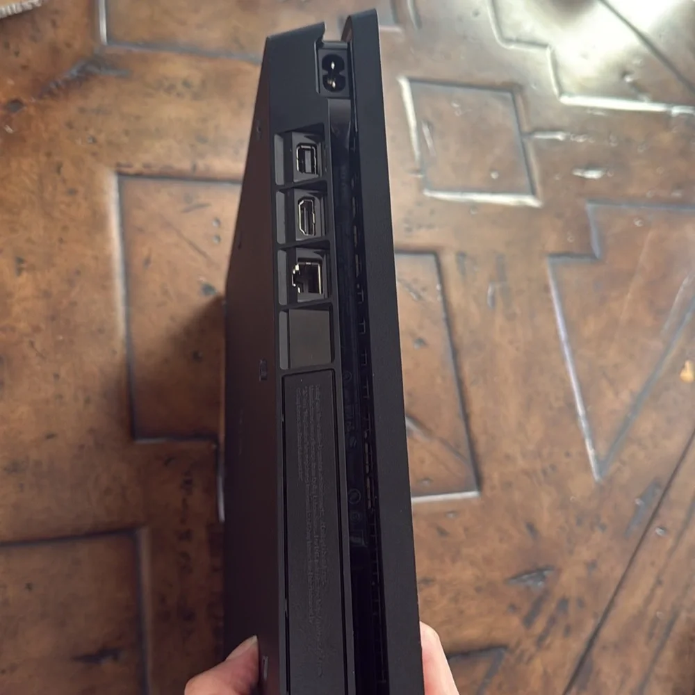 PlayStation 4 Model CUG-22158 Include 5 video games and 2 Controller